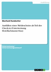 Ausfüllen eines Meldescheins als Teil des Check-in (Unterweisung Hotelfachmann/-frau)