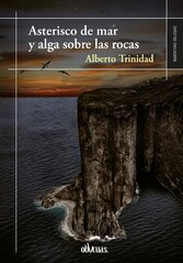 Asterisco de mar y alga sobre las rocas